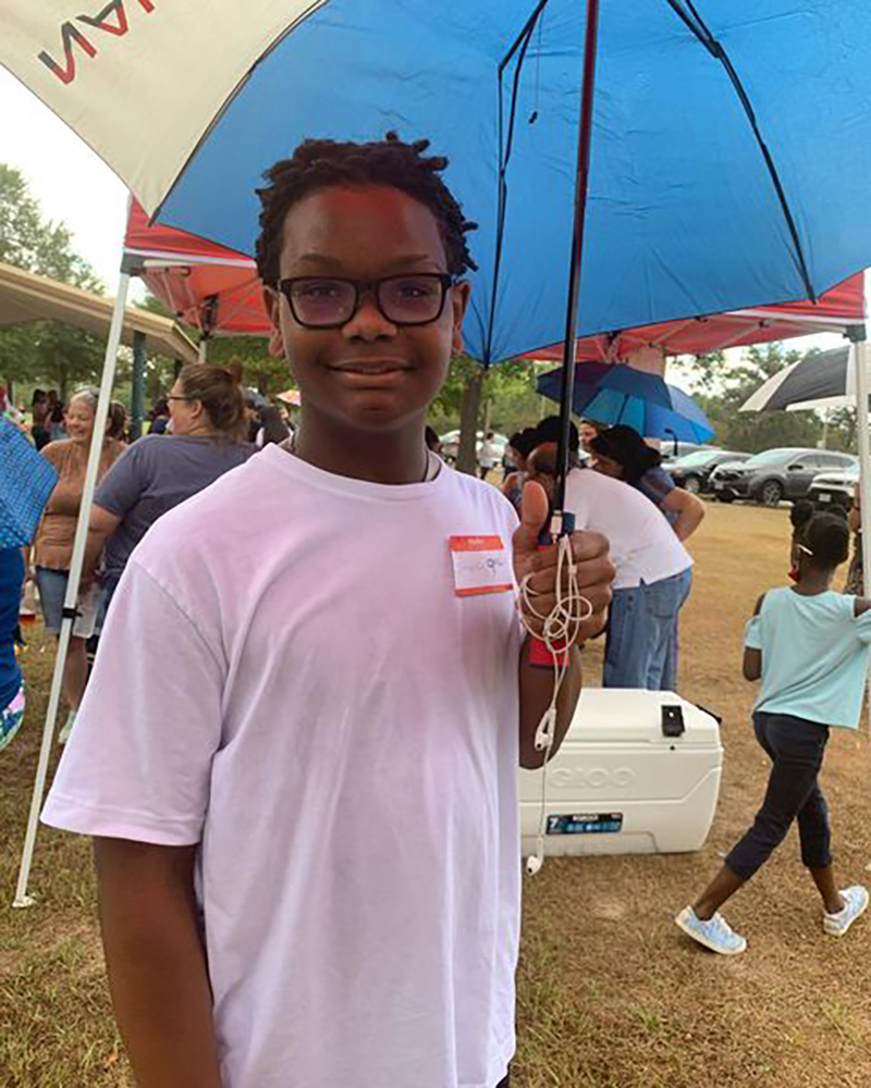 Élève avec un parapluie