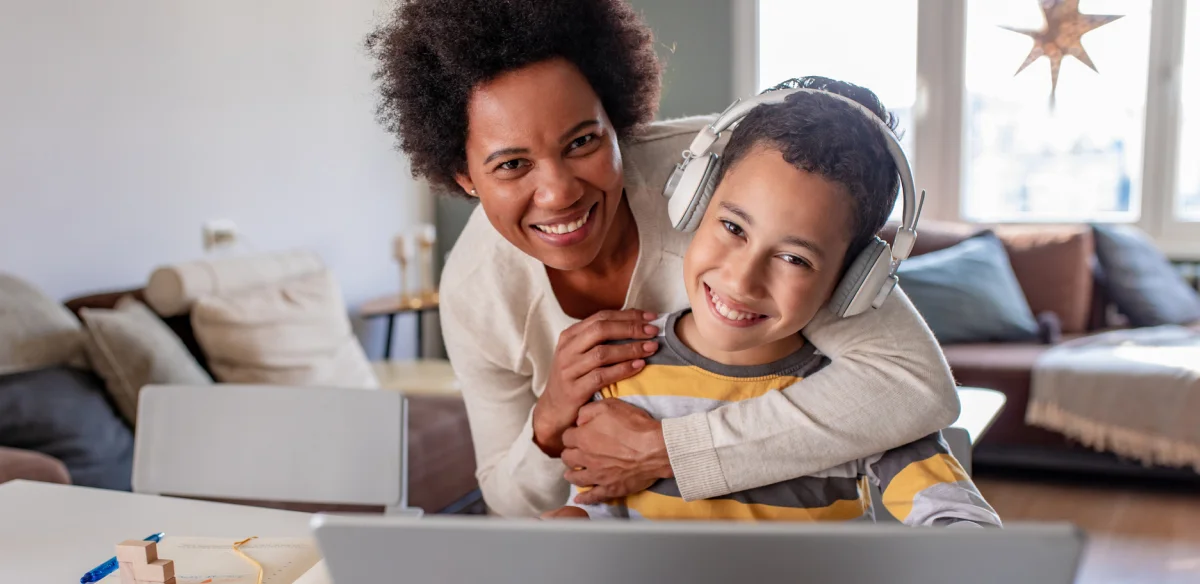 Mère et fils souriant à l'appareil photo