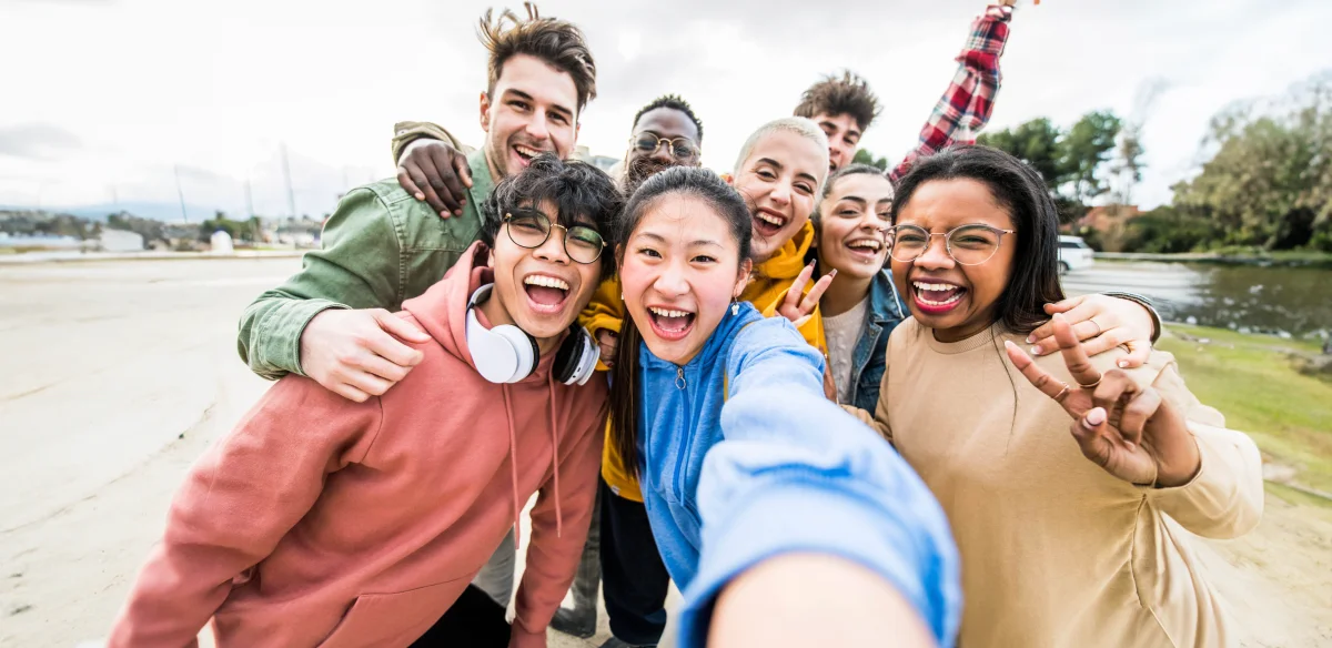 selfie d'étudiants heureux