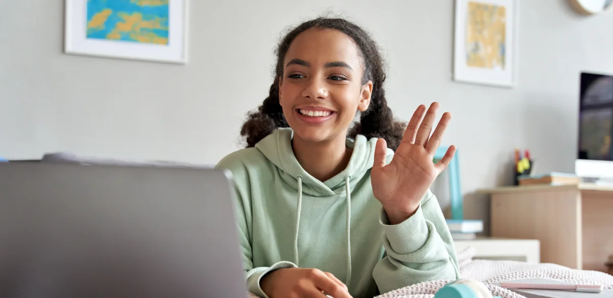 Une fille dans une classe virtuelle