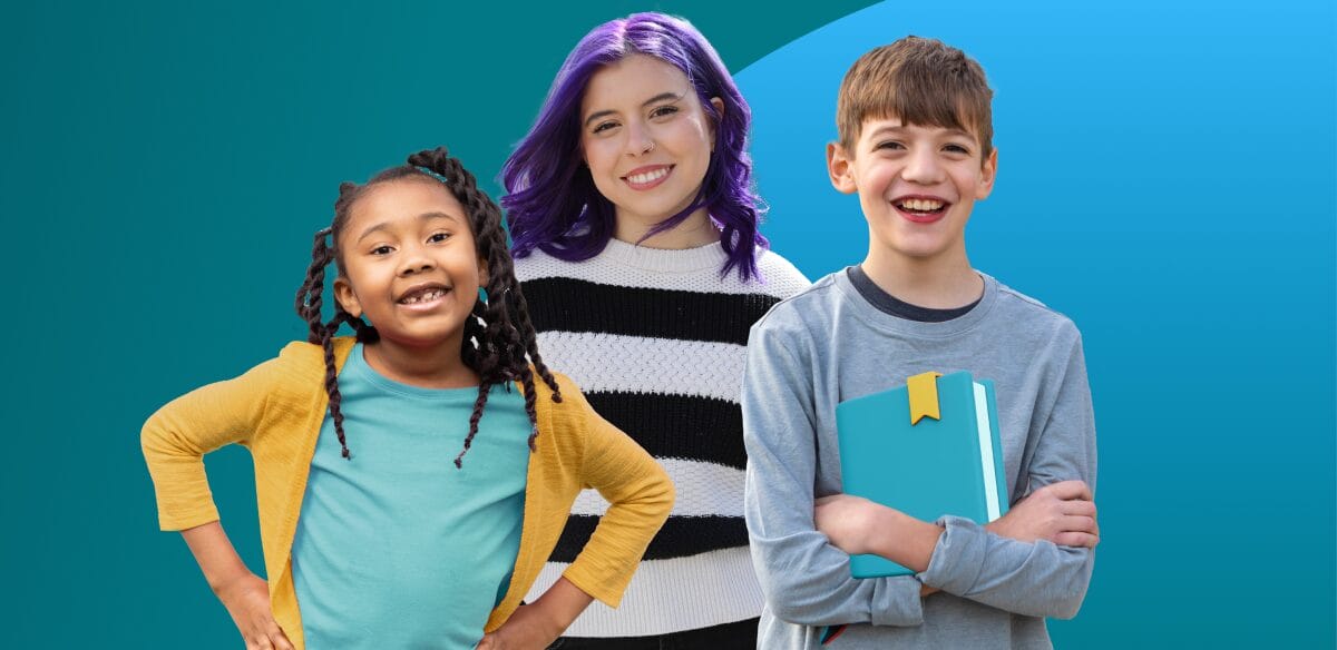 Trois étudiants souriant à l'appareil photo