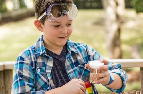 Élève de l'école primaire portant des lunettes de protection